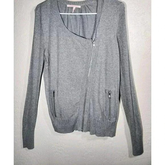 SOLD EUC Victoria’s Secret Women's Size Medium Gray Cashmere Blend Size Sweater - Picture 4 of 6